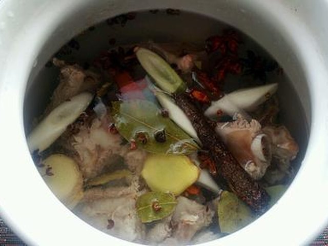 【东北酸菜炖排骨】步骤3