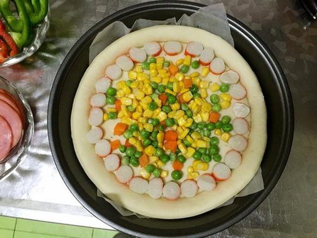【彩椒火腿时蔬披萨】步骤2