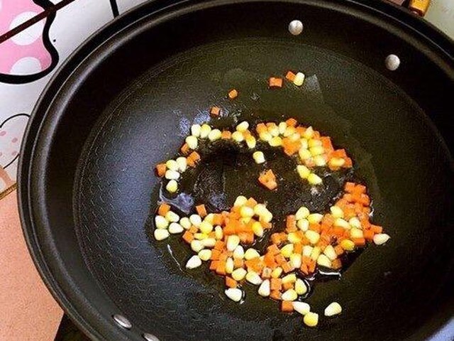 【简易蛋包饭】步骤4
