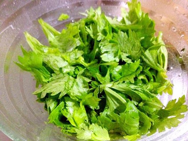 【凉拌芹菜叶】步骤1