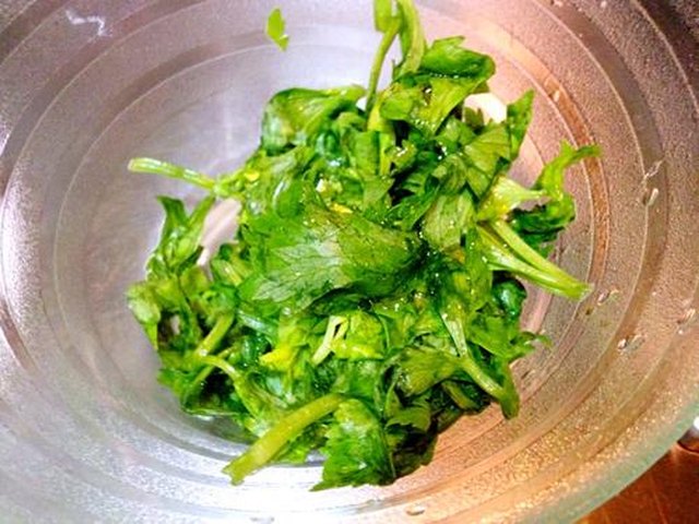 【凉拌芹菜叶】步骤2