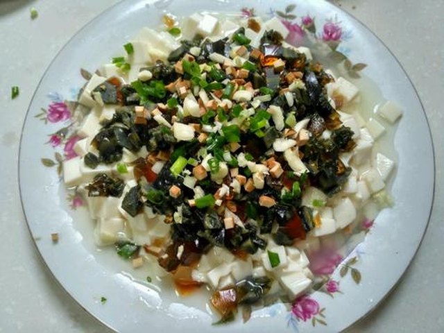 【凉拌皮蛋豆腐】步骤3