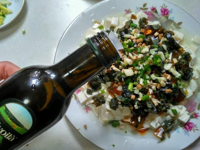 【凉拌皮蛋豆腐】步骤4