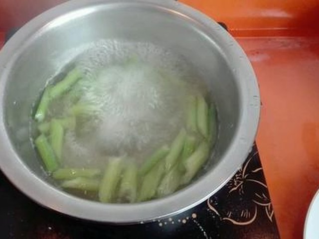 【芹菜拌腐竹】步骤4