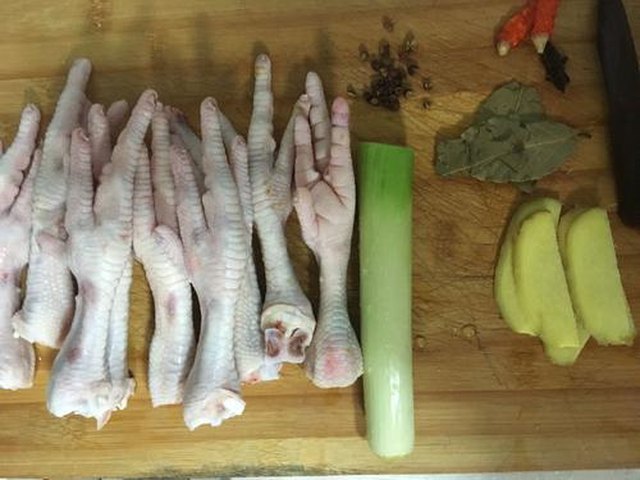 【电饭煲卤鸡爪】步骤1