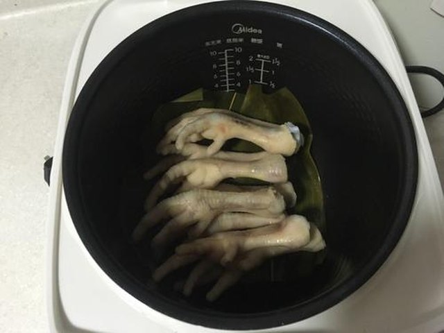 【电饭煲卤鸡爪】步骤4