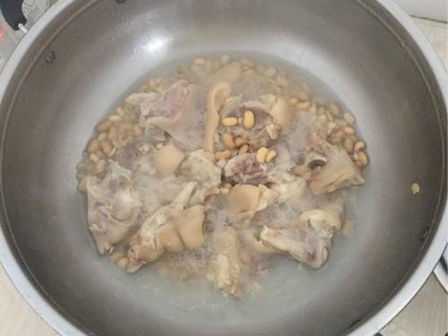 【黄豆猪蹄汤】步骤2