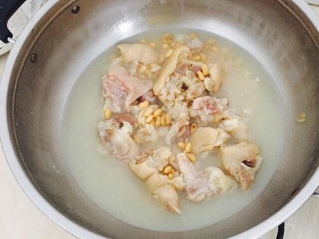 【黄豆猪蹄汤】步骤3