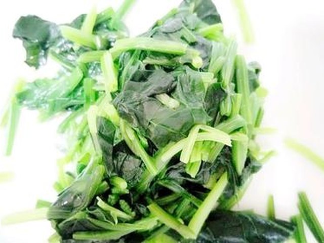 【凉拌菠菜花生米】步骤2