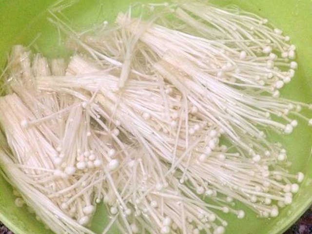 【凉拌金针菇】步骤1