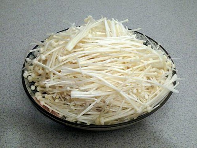 【凉拌金针菇】步骤1