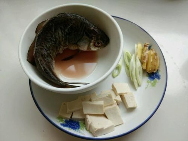 【鲫鱼豆腐汤】步骤1