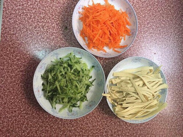 【凉拌豆腐皮】步骤1