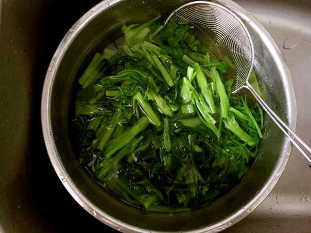 【椒油菠菜拌粉丝】步骤1
