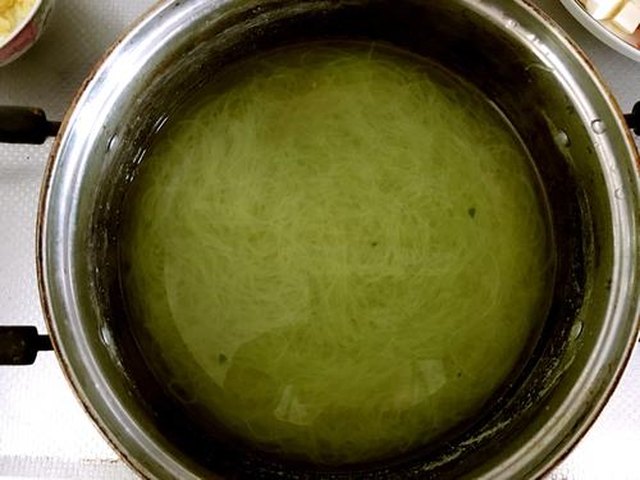 【椒油菠菜拌粉丝】步骤2