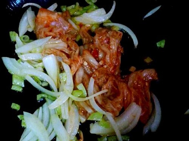 【韩式辣白菜豆腐汤】步骤3