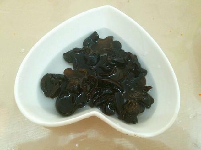 【黄瓜拌木耳】步骤1