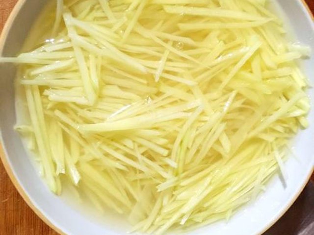 【凉拌土豆丝】步骤1