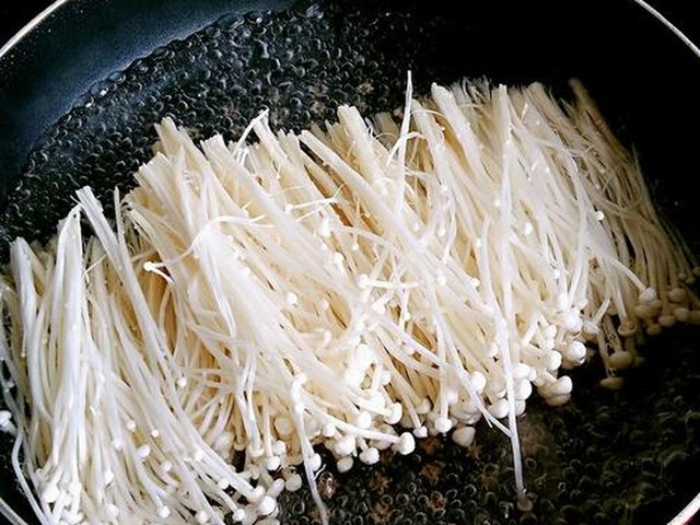 【凉拌黄瓜金针菇】步骤2