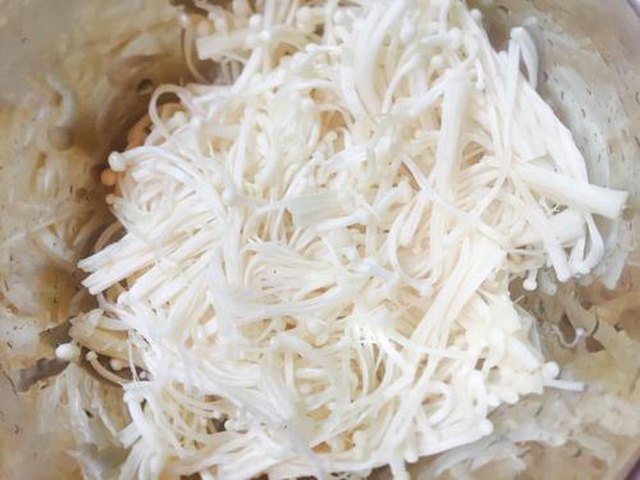 【凉拌金针菇】步骤1