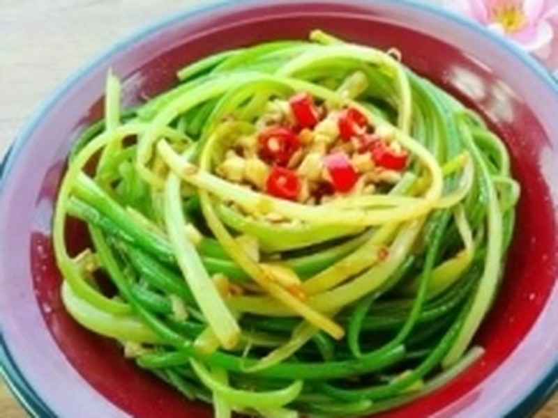 凉拌手撕蒜苔
