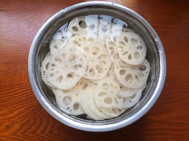 【〖 姜汁老醋拌藕片 〗】步骤3