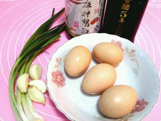【美味凉拌柴鸡蛋】步骤1