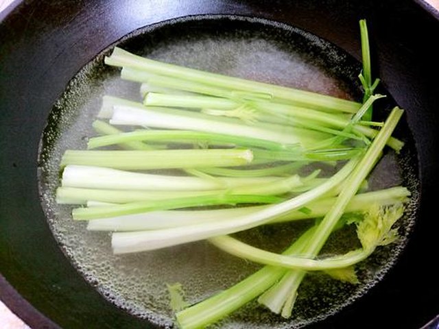 【凉拌彩椒芹菜】步骤3