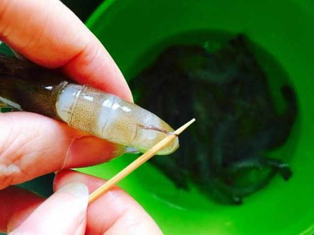 【粤式白灼虾】步骤2