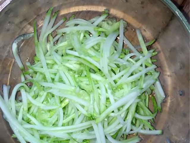 【芝香木耳凉拌黄瓜】步骤4