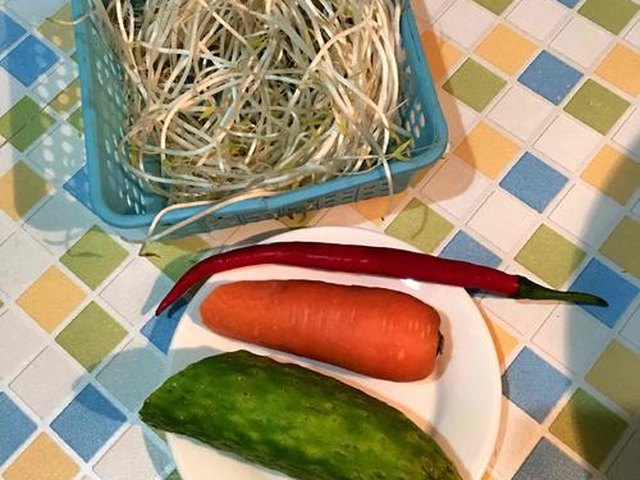 【凉拌绿豆芽黄瓜】步骤1