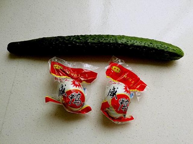 【咸蛋黄凉拌黄瓜】步骤1
