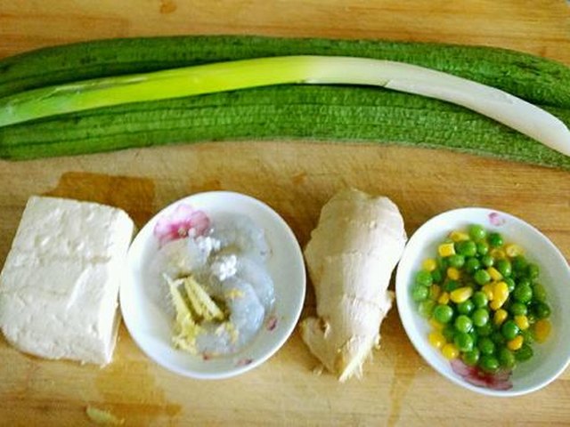 【虾仁豆腐丝瓜汤】步骤1
