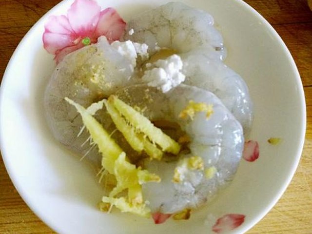 【虾仁豆腐丝瓜汤】步骤2