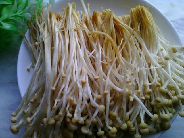 【凉拌金针菇】步骤1