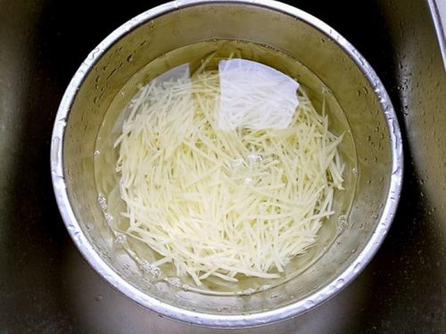 【炝拌土豆丝】步骤3