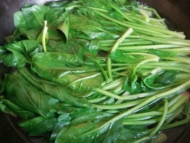 【凉拌菠菜花生米】步骤2