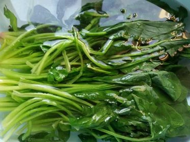 【凉拌菠菜花生米】步骤3