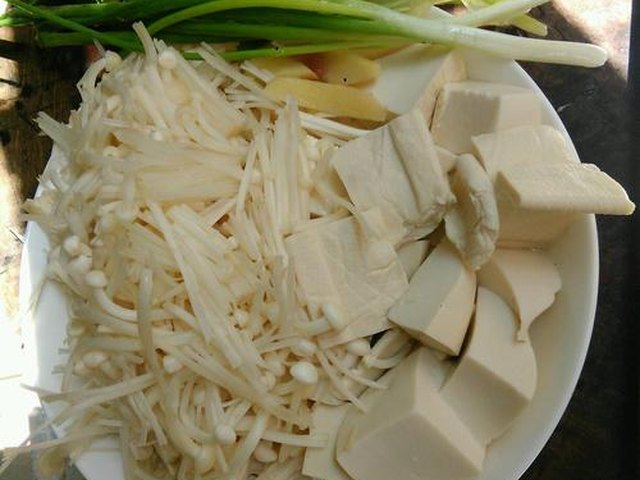 【鱼头豆腐金针菇汤】步骤1