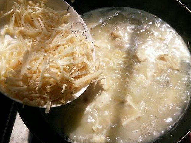 【鱼头豆腐金针菇汤】步骤3