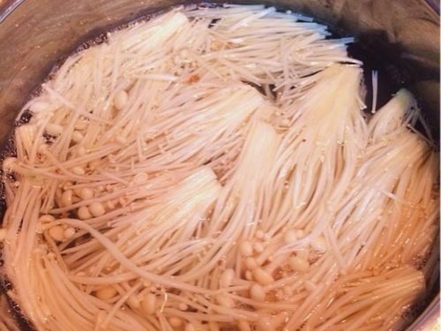 【凉拌金针菇】步骤2