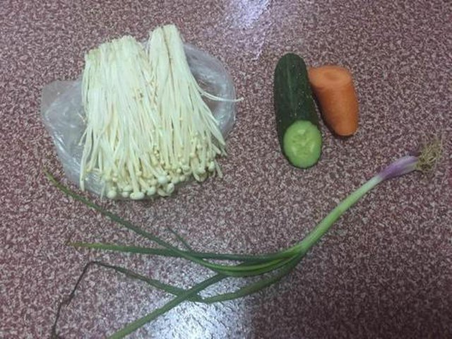 【凉拌金针菇】步骤1
