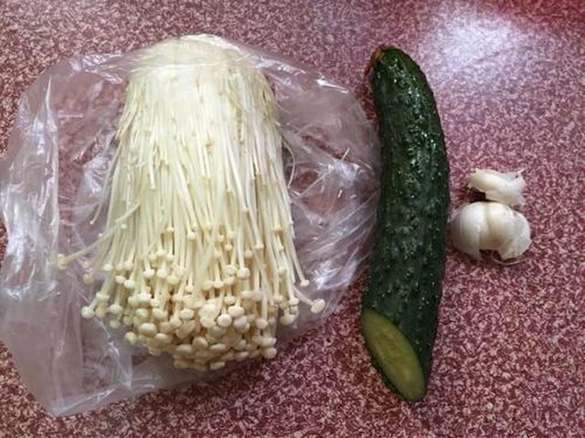 【金针菇拌黄瓜】步骤1