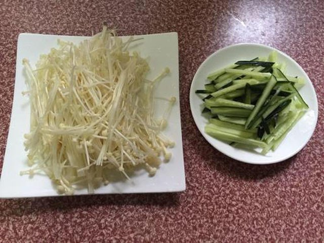 【金针菇拌黄瓜】步骤2
