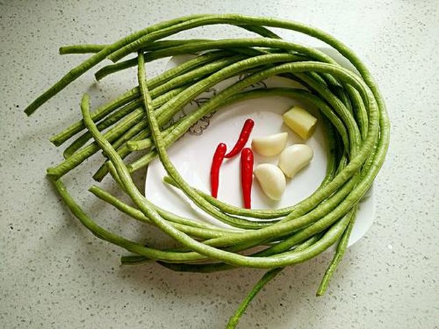 【凉拌长豆角】步骤1
