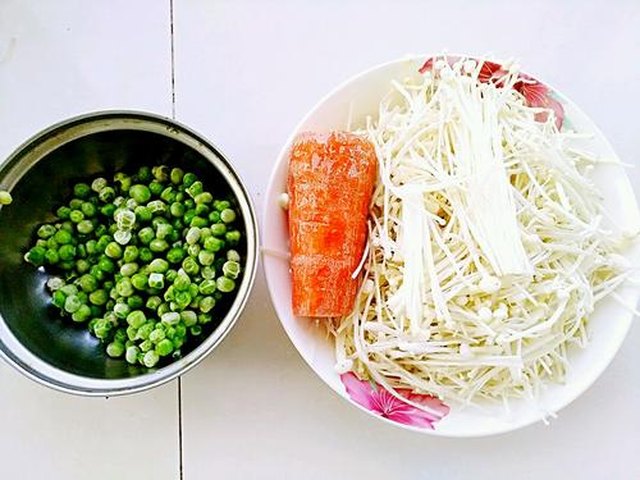 【蒜香青豆拌金针菇】步骤1