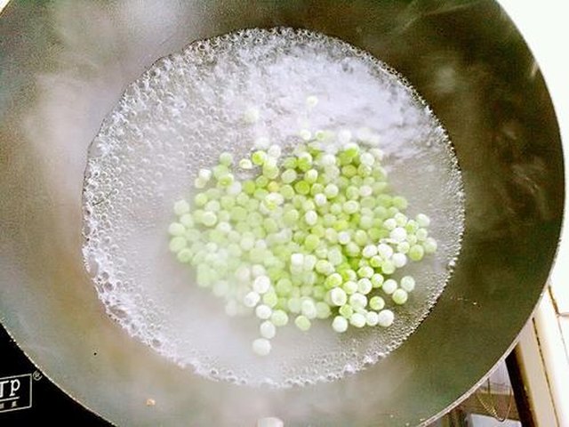 【蒜香青豆拌金针菇】步骤2