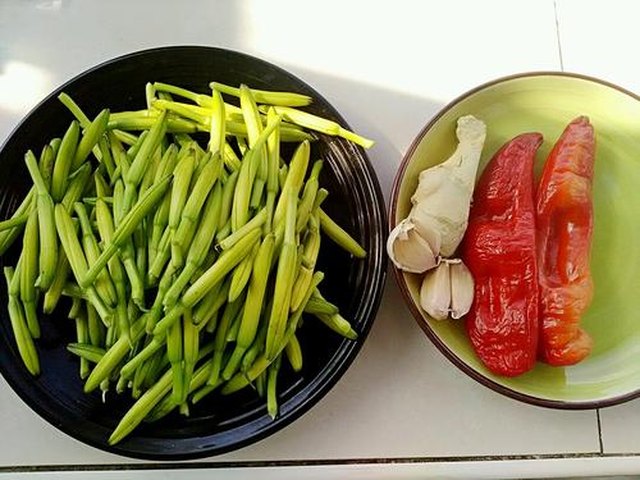 【凉拌黄花菜】步骤1