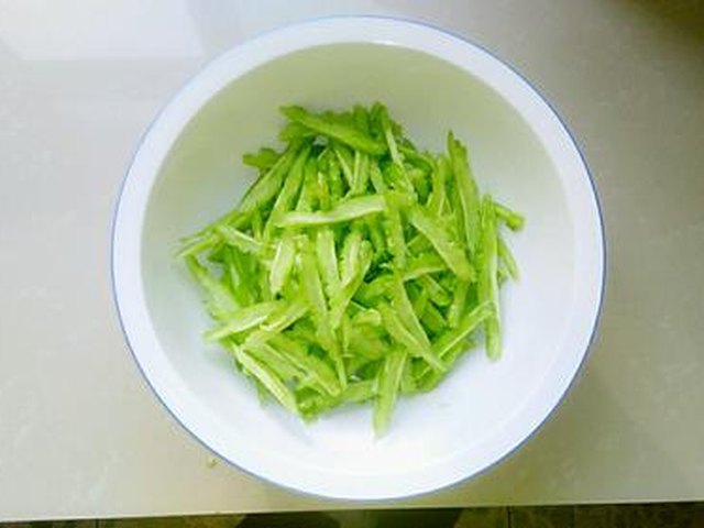 【炝拌苦瓜】步骤2