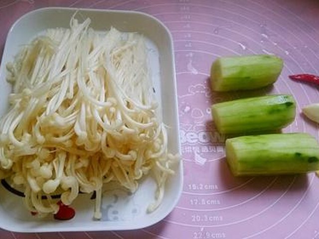 【凉拌金针黄瓜】步骤1